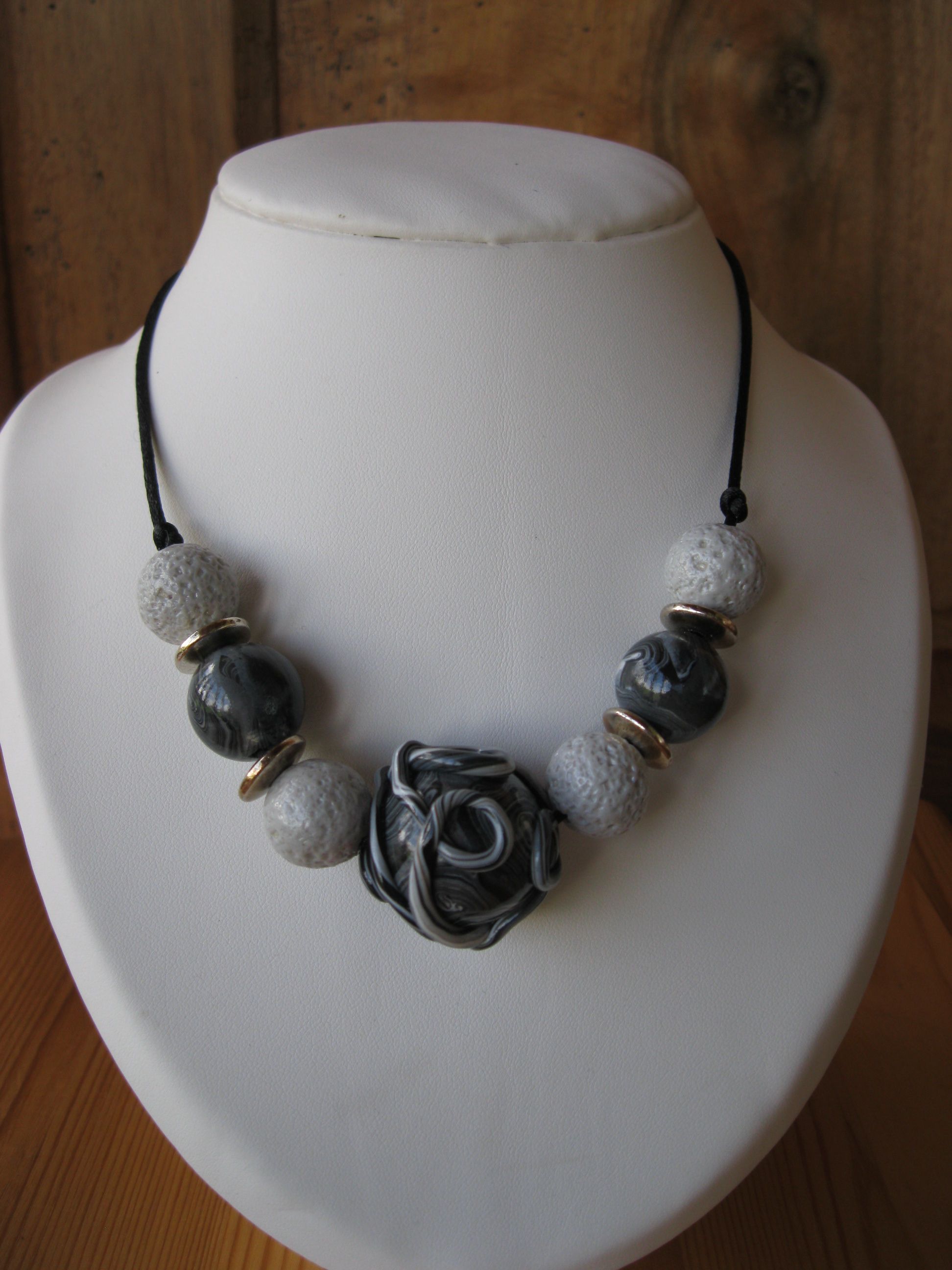 collier 37 Noir gris blanc